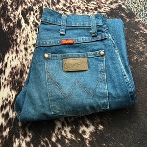 Women’s Wrangler iconic cowboyy cut jean in autumn
Size: 26
Inseam: 36
